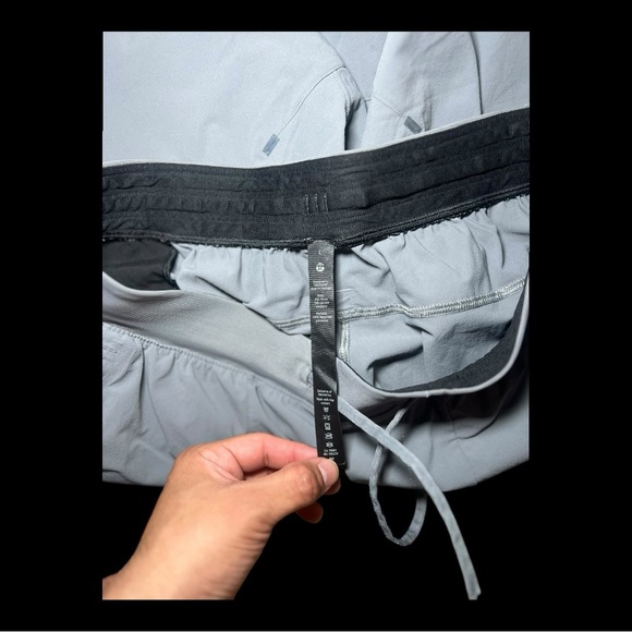 Lululemon License to Train Linerless Short 5" Gull Grey Sz L - Picture 5 of 6